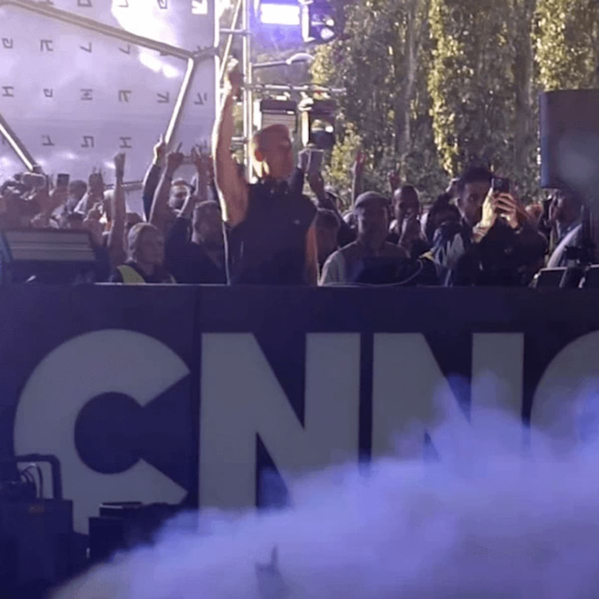 Konemusiikki | Kokeneet reivaajat saapuivat katsomaan, kun Armin van Buuren esiintyy helsinkiläisen sillan alla