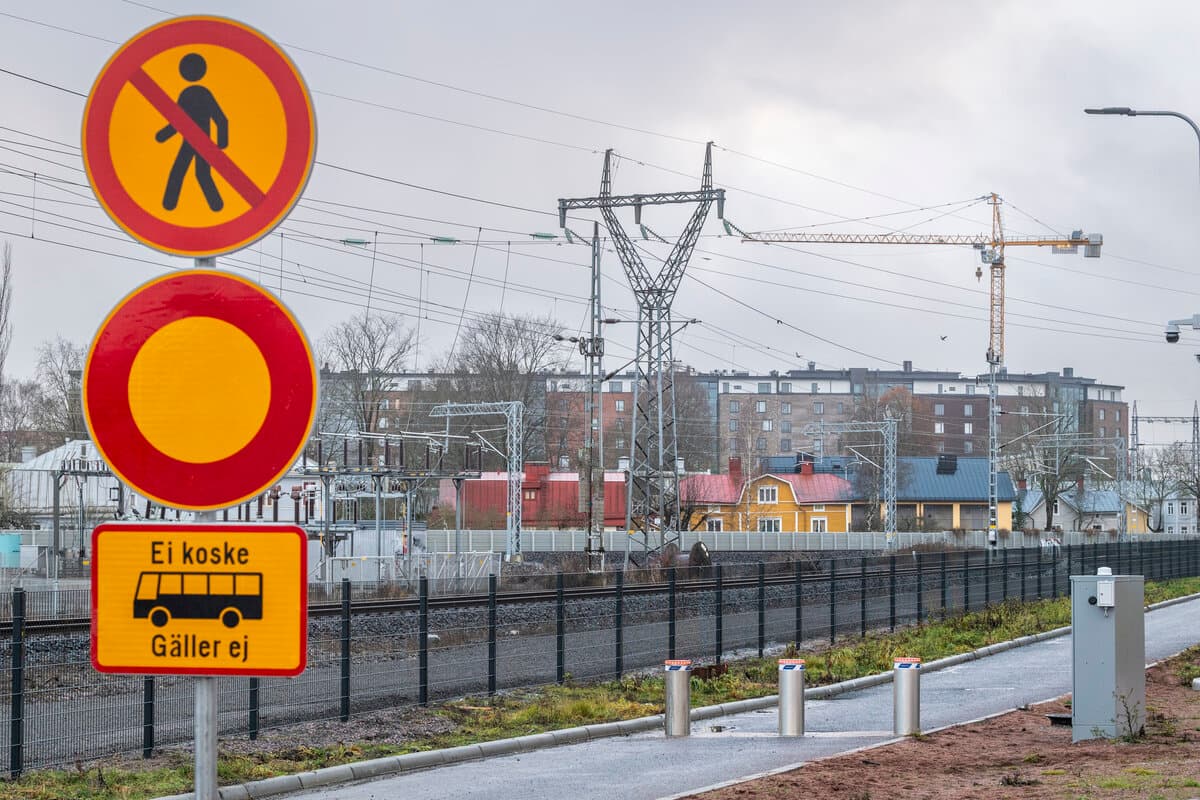 Raunistulan joukkoliikennekadulla rysäytettiin taas ajonestopollariin – paikasta tulossa murheenkryyni